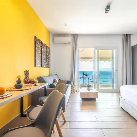 Luxury Seaside Apartment *