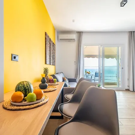 Luxury Seaside Apartment *